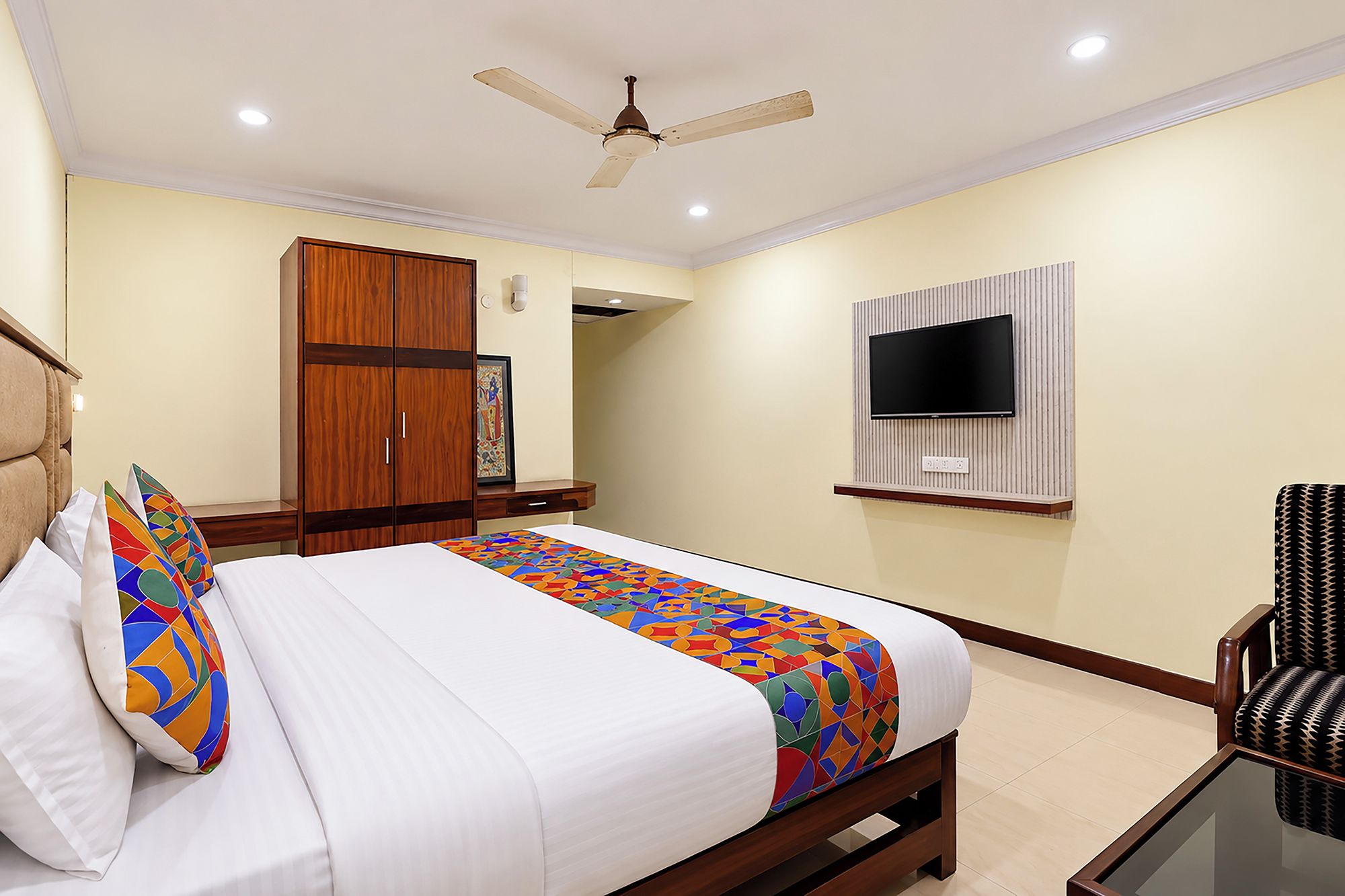 Egyptian cotton sheets, premium bedding, in-room safe, desk