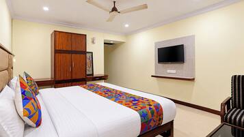 Egyptian cotton sheets, premium bedding, in-room safe, desk