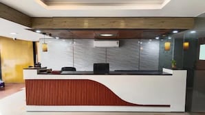 Reception - Fabhotel Waltair Center (Visakhapatnam)