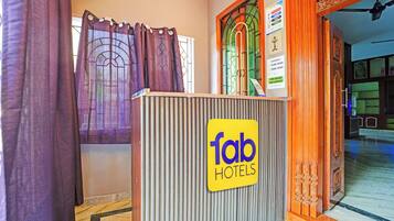 Uma receção de hotel com um sinal a indicar 'fab hotels'.