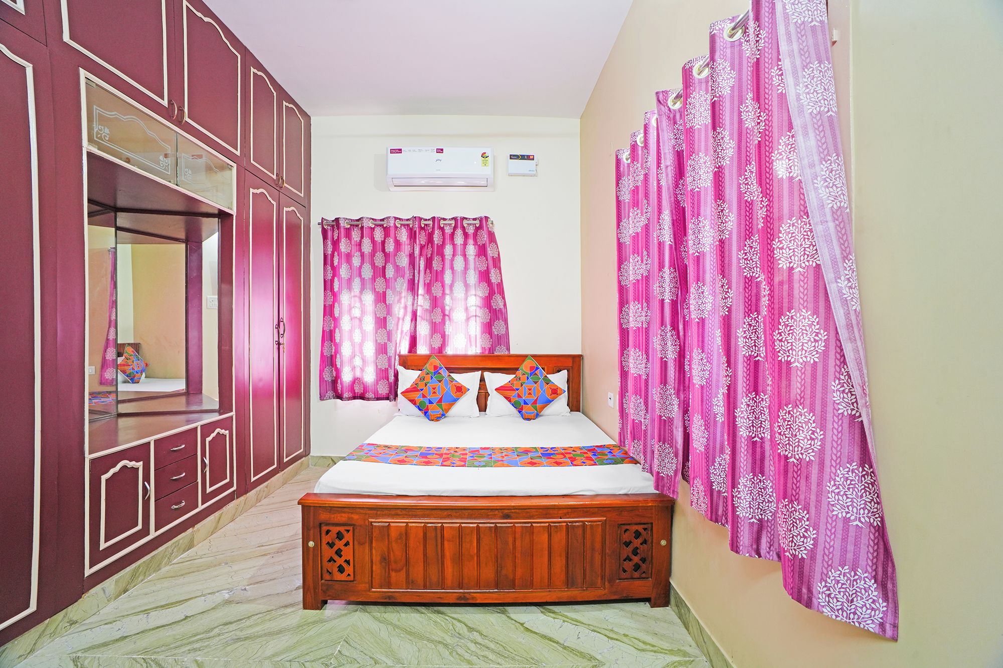Egyptian cotton sheets, premium bedding, in-room safe, desk