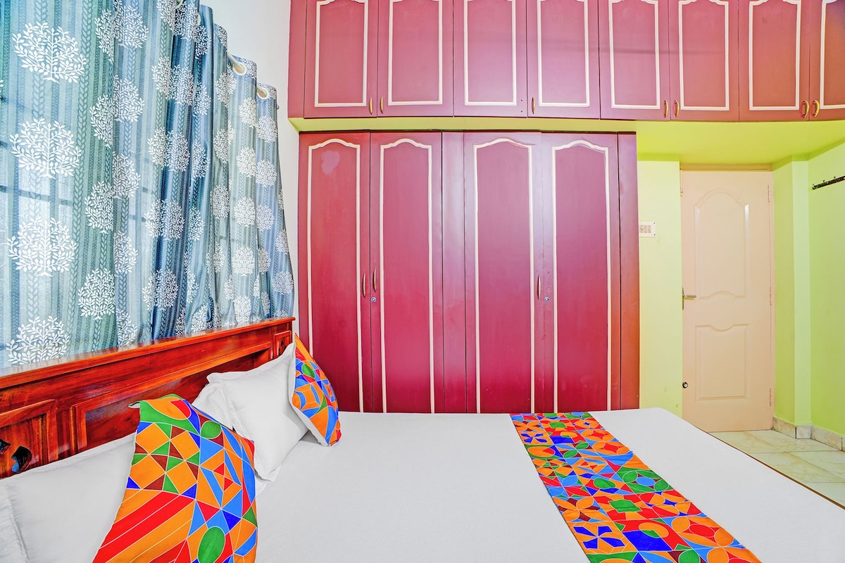 Una habitación con una cama, un armario y una puerta.