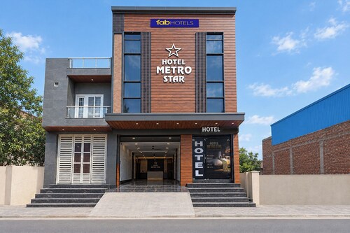 Fabhotel Metro Star