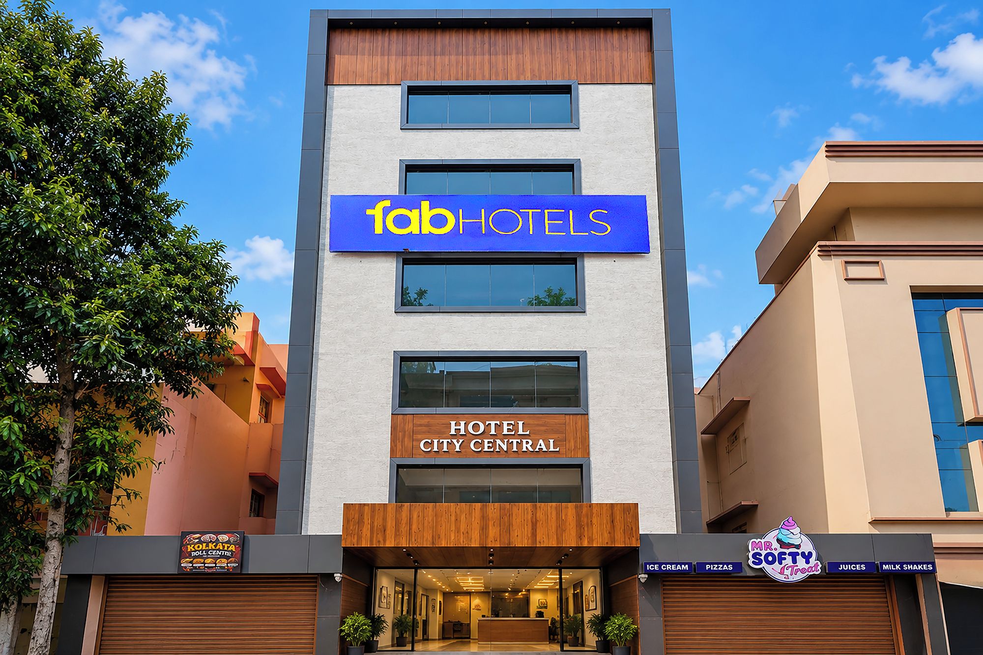 Un moderno edificio de hotel con un letrero que dice 'Tab Hotels' y 'City Central'.