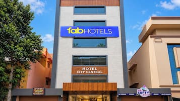 Un moderno edificio de hotel con un letrero que dice 'Tab Hotels' y 'City Central'.