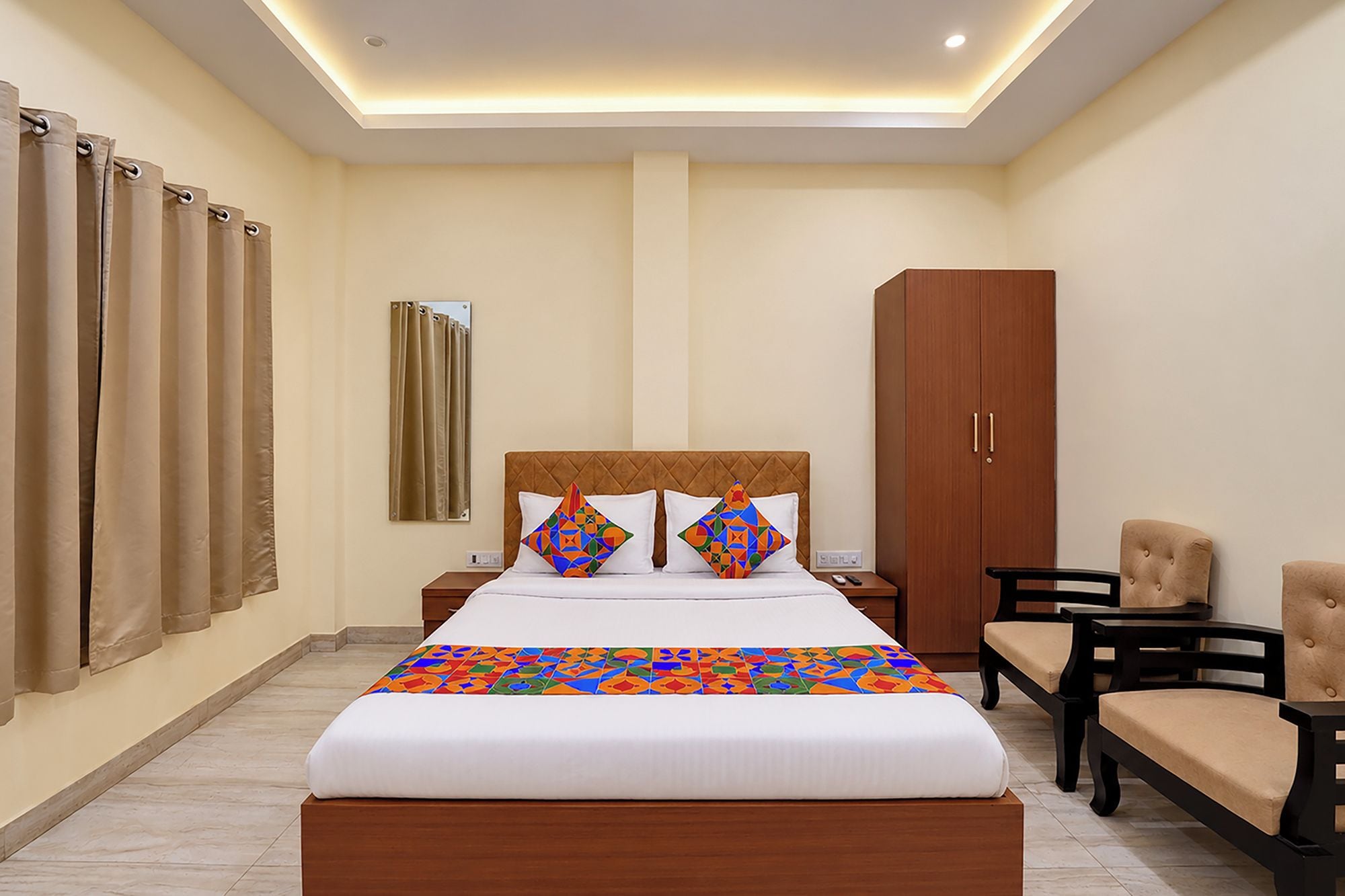 Una habitación de hotel con cama, armario, escritorio y silla.