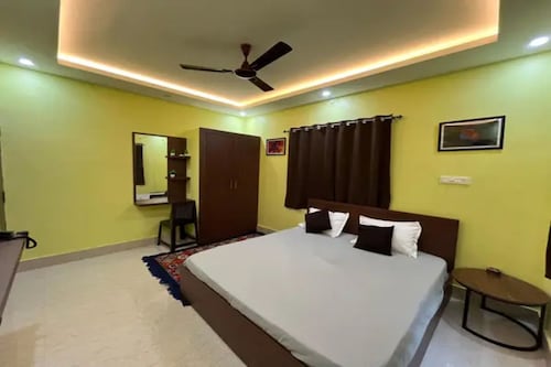 Fabhotel Equinox Inn