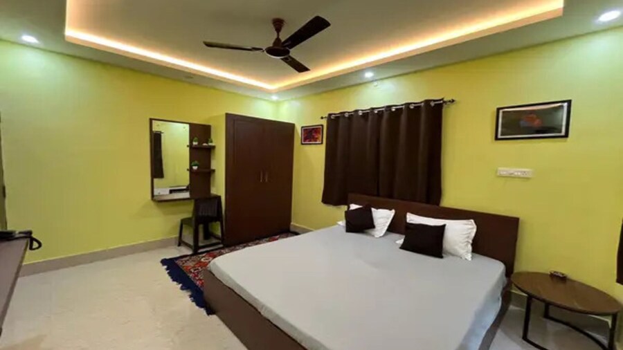 Fabhotel Equinox Inn