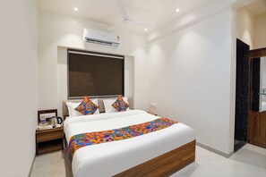 Egyptian cotton sheets, premium bedding, in-room safe, desk - Fabhotel Infinity Corporate Stay (Pune)