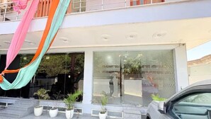 Pintu masuk properti