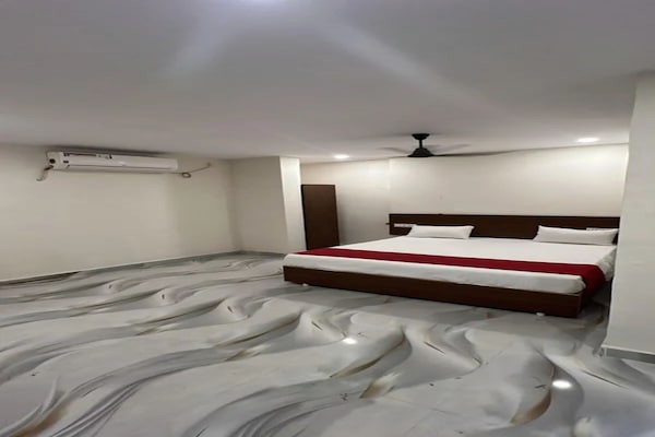 Deluxe Room | Egyptian cotton sheets, premium bedding, in-room safe, desk