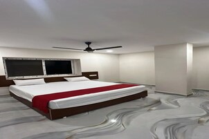 Suite | Egyptian cotton sheets, premium bedding, in-room safe, desk