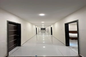 Un pasillo de hotel con puertas a ambos lados que dan a habitaciones.