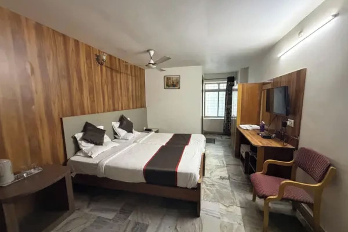 Deluxe Room | Egyptian cotton sheets, premium bedding, in-room safe, desk