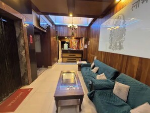 Lobby sitting area - Fabhotel Rahul International (Hyderabad)