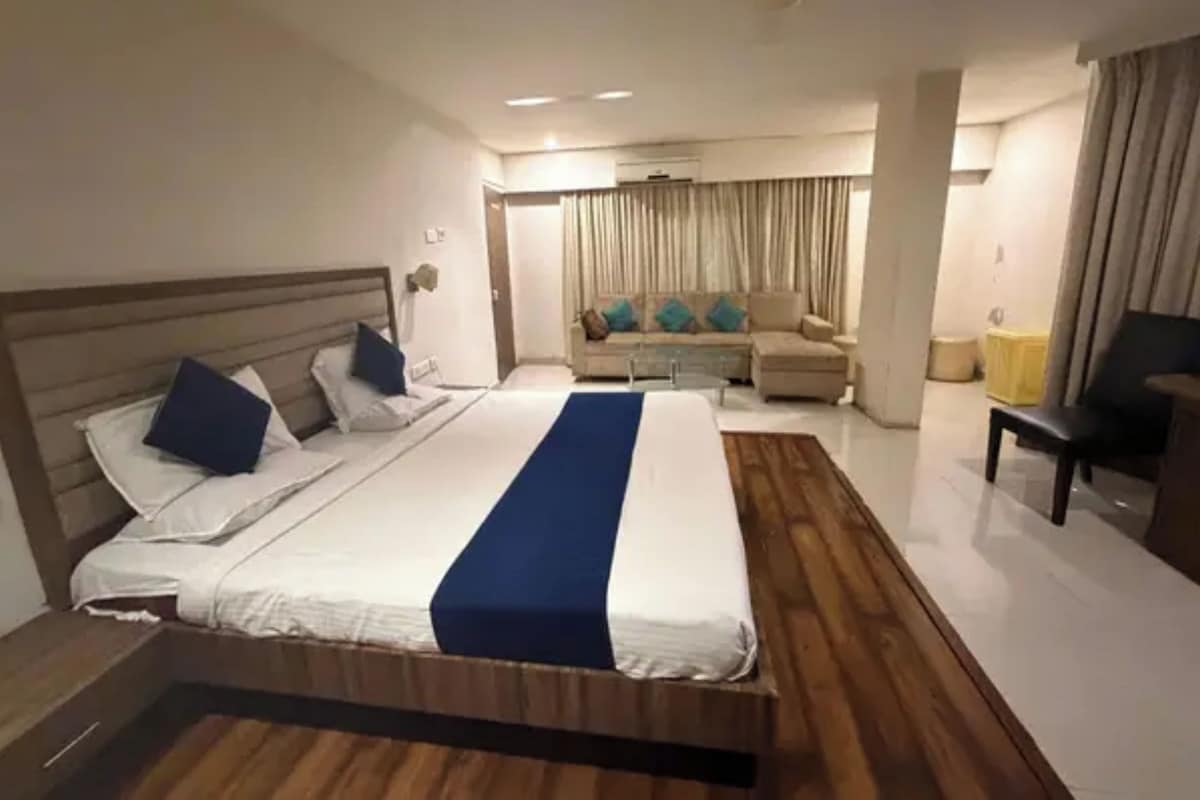 Suite | Egyptian cotton sheets, premium bedding, in-room safe, desk