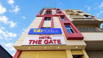 Señal de hotel con la marca 'FabHotels' y 'The Gate', que indica una unidad de A R Residency.