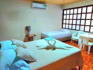 Quarto casal, chuveiro com barras de apoio, varanda