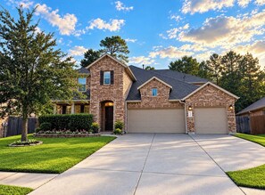 Exterior - Texas Retreat - Spacious 5-bedroom Pool & Spa Retreat - Epic Game Room (Conroe)