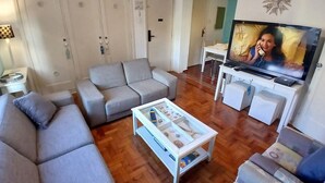 Deluxe-Apartment, Balkon, eingeschränkter Meerblick | Wohnbereich