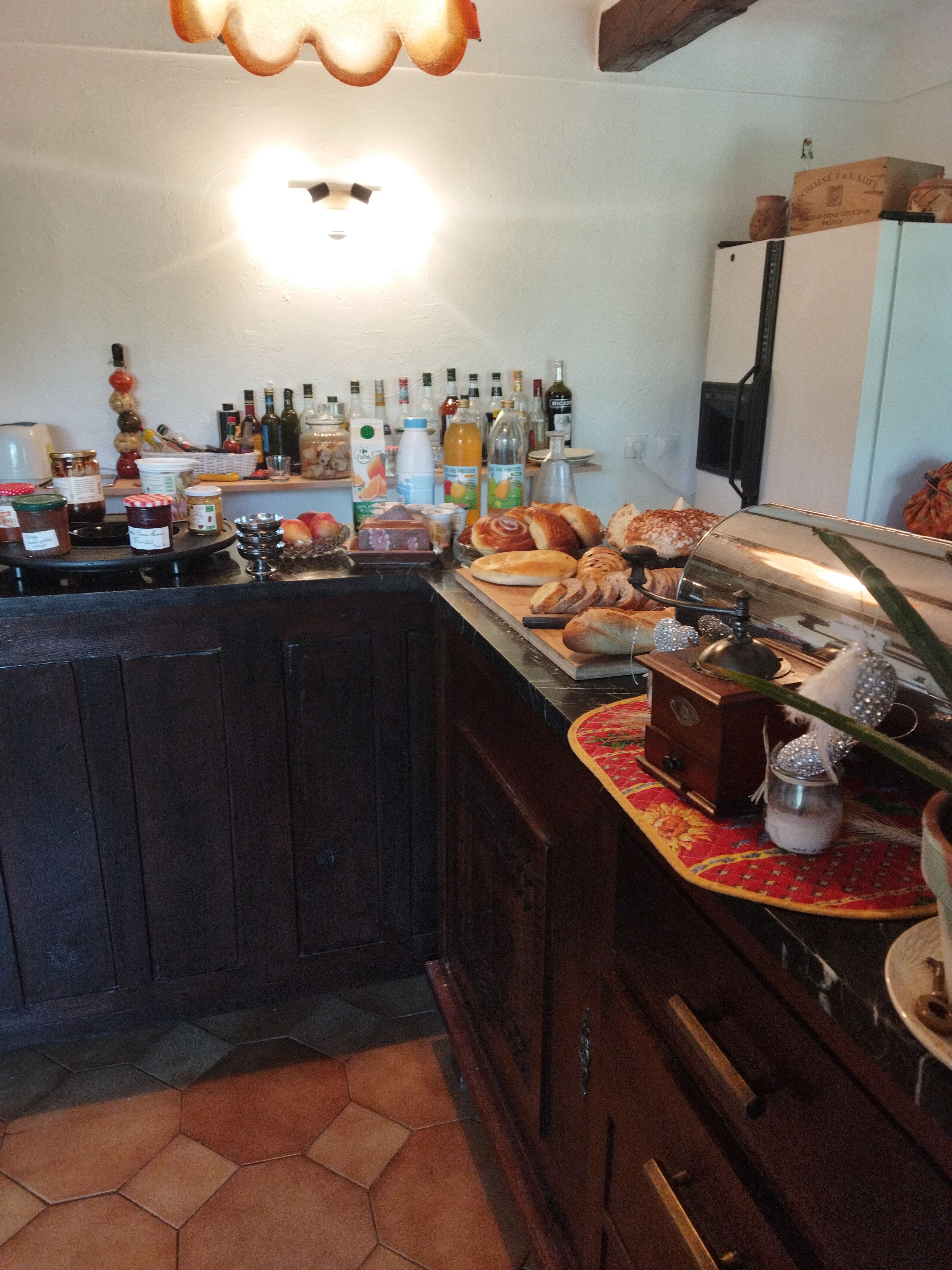 Een keuken met een houten aanrecht, diverse etenswaren en keukenapparatuur.