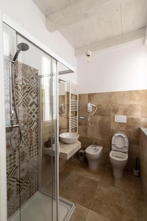 Deluxe-Doppelzimmer, Poolblick | Badezimmer | Dusche, Haartrockner, Handtücher, Seife