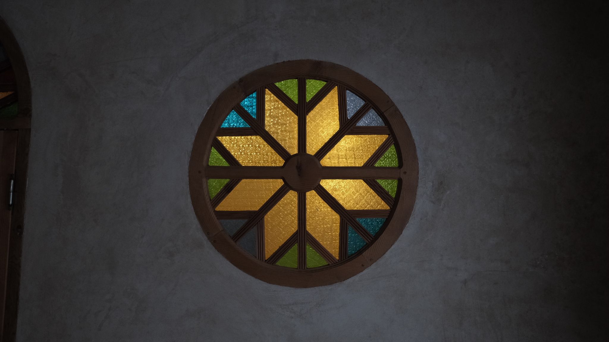 Una ventana de vitral circular con un diseño geométrico.