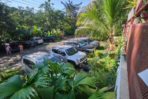 A parking area with several cars and people. - Villas Jacquelina (Quepos)