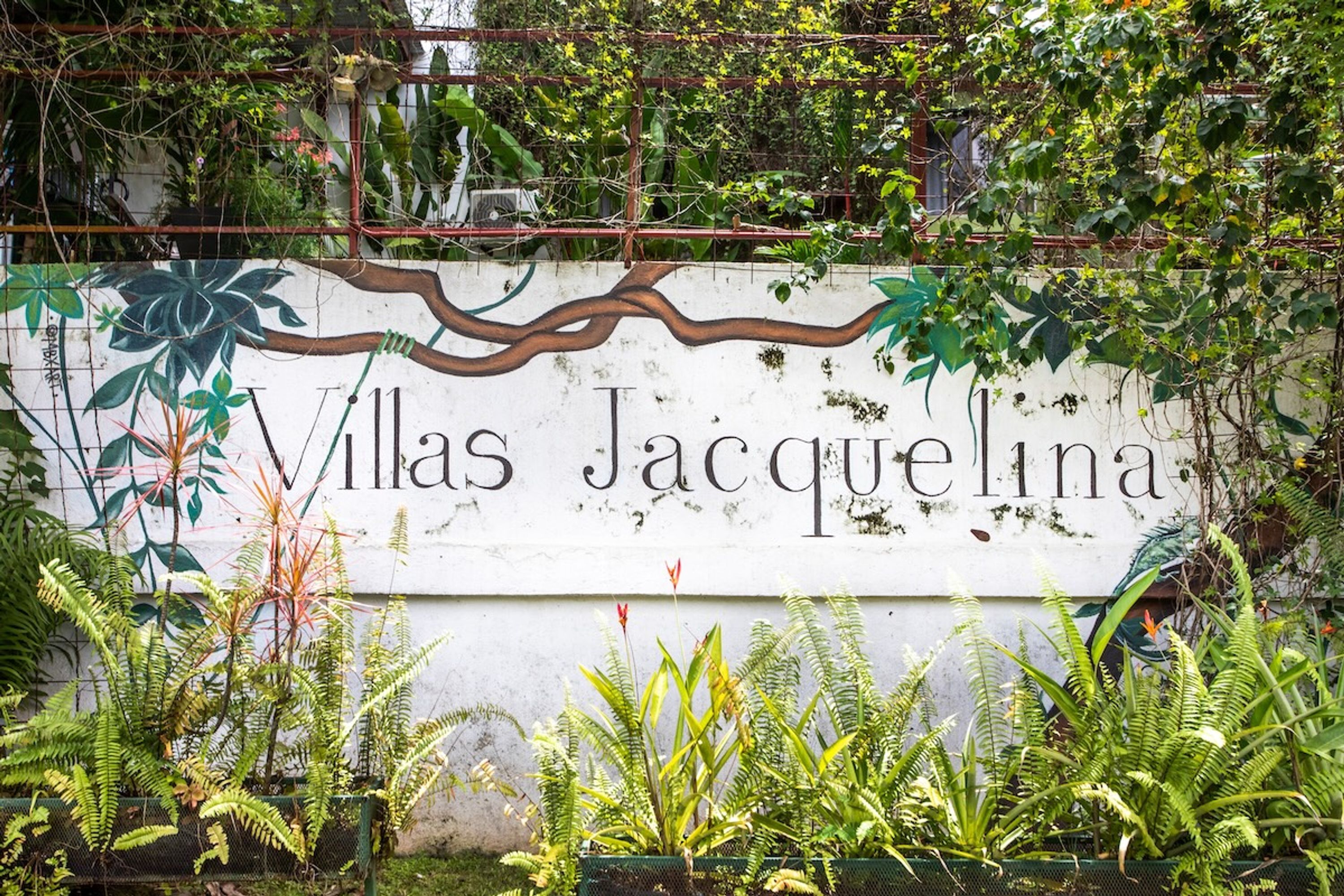 Schild für Villas Jacqueline mit dekorativem Efein-Design.