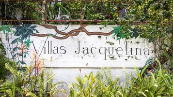 Schild für Villas Jacqueline mit dekorativem Efein-Design.