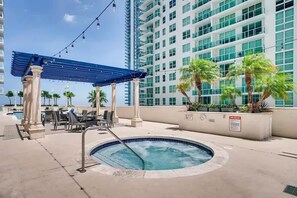 A rooftop pool area with a hot tub, outdoor seating, and a pergola. - Chill Studio Getaway Luxury Brickell High Rise (Miami)