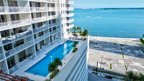 A high-rise hotel with a swimming pool, balconies, and a view of the sea. - Chill Studio Getaway Luxury Brickell High Rise (Miami)