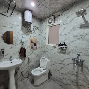 Ein Badezimmer mit Toilette, Waschbecken und Dusche.