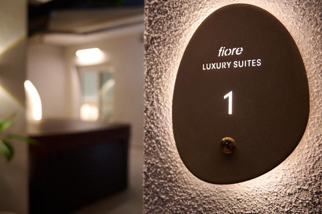 Un cartel que indica 'fiore Luxury Suites', con el número 1 que identifica una suite específica.