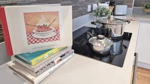 Private kitchen - Beautiful modern apartment with views of The Shard! Minutes from Th Monument. (London)
