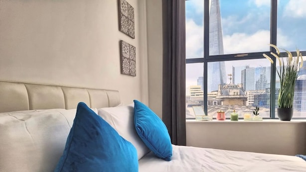 Room - Beautiful modern apartment with views of The Shard! Minutes from Th Monument. (London)