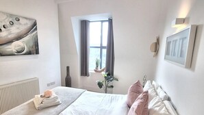Room - Beautiful modern apartment with views of The Shard! Minutes from Th Monument. (London)