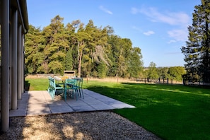 Back Garden and Patio with Dining Table for 12 - Quarry Hill Farm in Bibury with Heated Pool & Spa (Bibury)