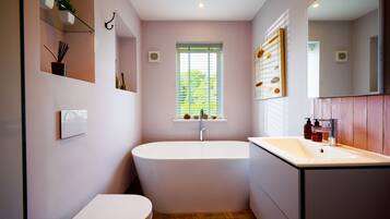 Ensuite to Main Bedroom with Bath and shower