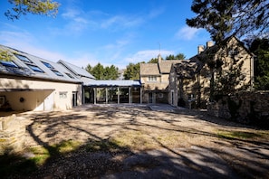 Parking and Exterior - Quarry Hill Farm in Bibury with Heated Pool & Spa (Bibury)