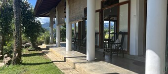 Lovely 4-bedroom bungalow in enchanting Kandy for your getaway