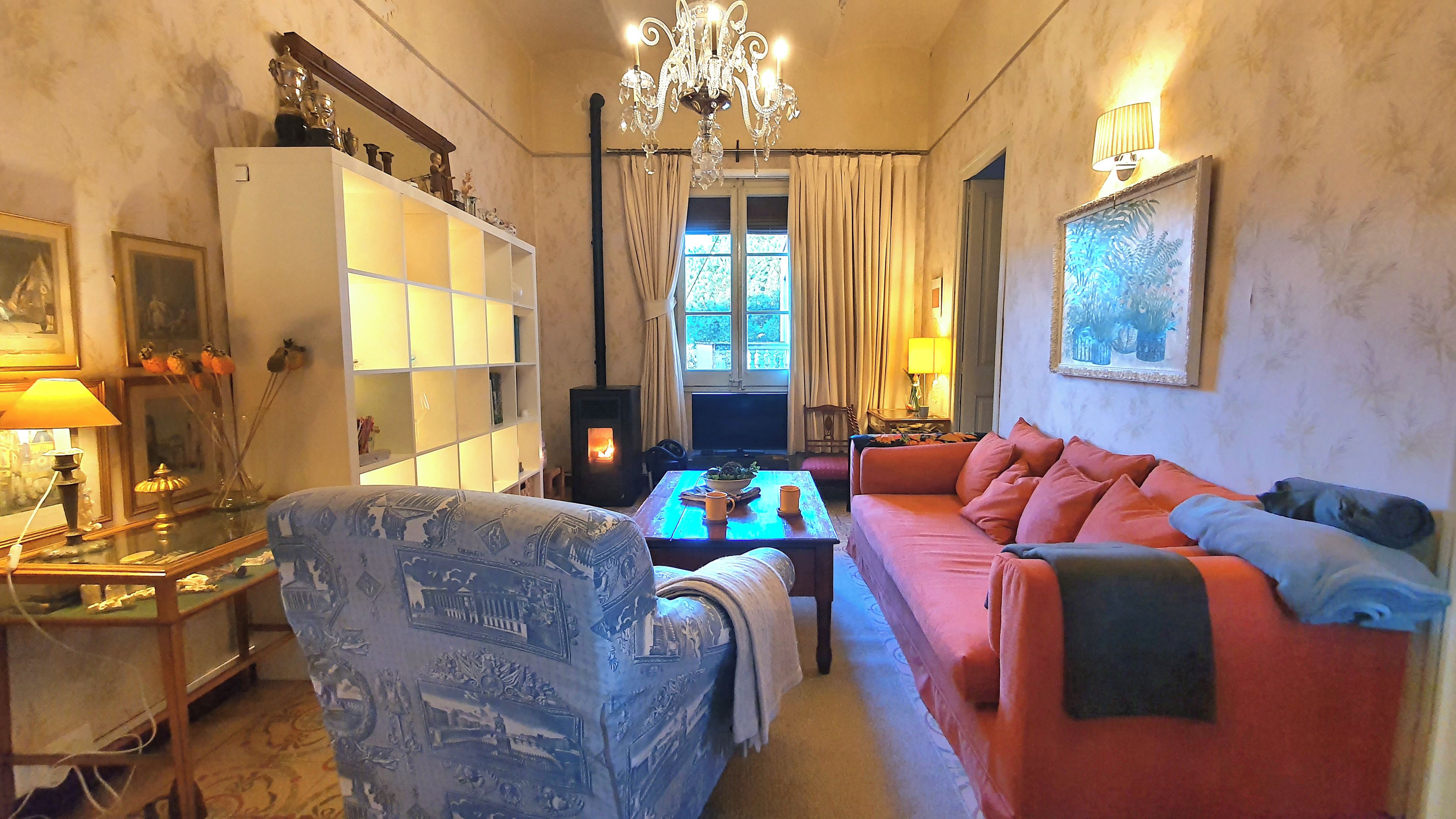 Salón completo de Tía Angelina en invierno. Sofá que puede dormir una persona.