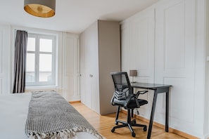 A bedroom with a bed, a desk, and a chair. - Bright 4.5-room apartment in Kreis 6, roof terrace, near ETH (Zürich)