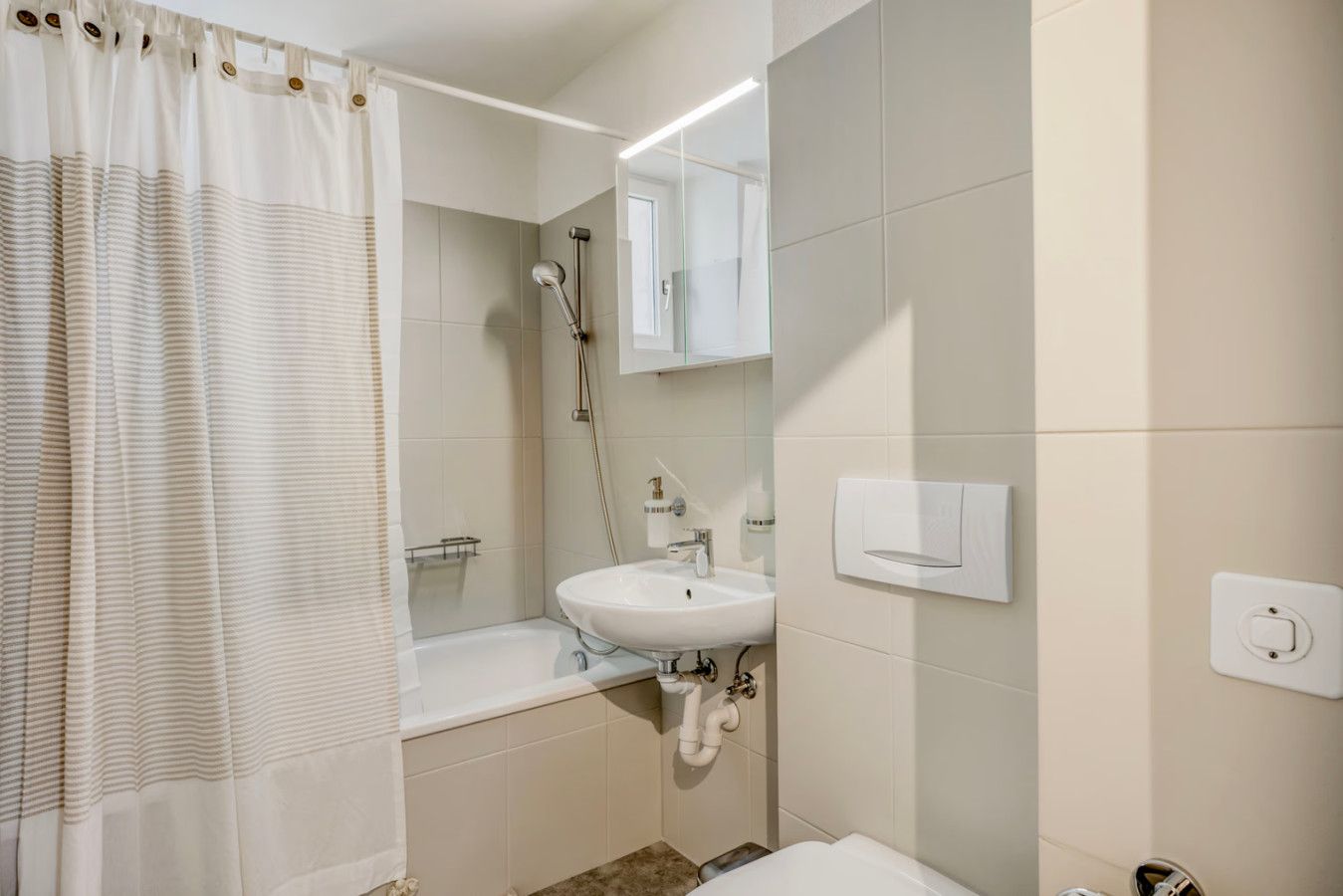 Ein Badezimmer mit einer Badewanne, einem Waschbecken und einer Dusche.