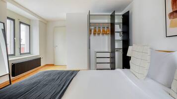 Een slaapkamer met een bed, een kledingkast en een radiator.