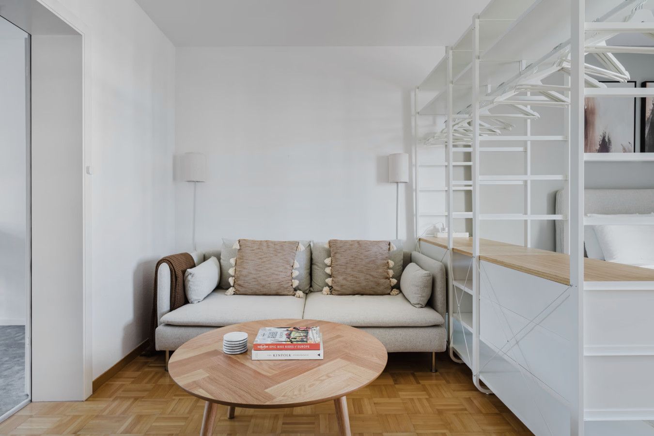 Een moderne woonkamer met een bank, een salontafel en een boekenkast.