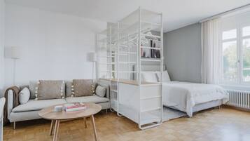 Schreibtisch, Bügeleisen/Bügelbrett, Reisekinderbett, WLAN