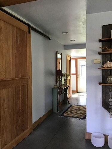 Cozy Hartland Farmhouse: Mins to Woodstock, Killington & Dartmouth Skiing