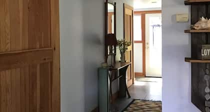 Cozy Hartland Farmhouse: Mins to Woodstock, Killington & Dartmouth Skiing