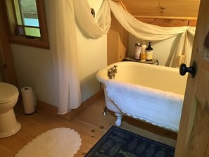 Bathroom - Cozy Hartland Farmhouse: Mins to Woodstock, Killington & Dartmouth Skiing (Hartland)